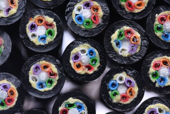 Gorąca sprzedaż Kabel jednowarunkowy z włókna optycznego 12 24 48 96 144 Rdzenie włókna optycznego adss/asu/gyxtw/gyta do przewodów