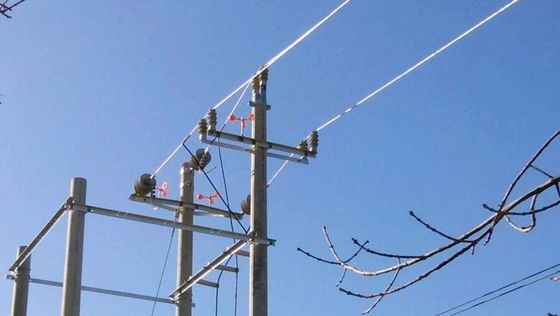 Opancerzenie o rozpiętości 100 m 24-rdzeniowy, samonośny kabel światłowodowy w osłonie FRP