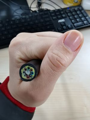 Napowietrzna pojedyncza kurtka Wszystkie dielektryczne samonośne ADSS Rozpiętość 200m 12 24 48-żyłowy kabel światłowodowy